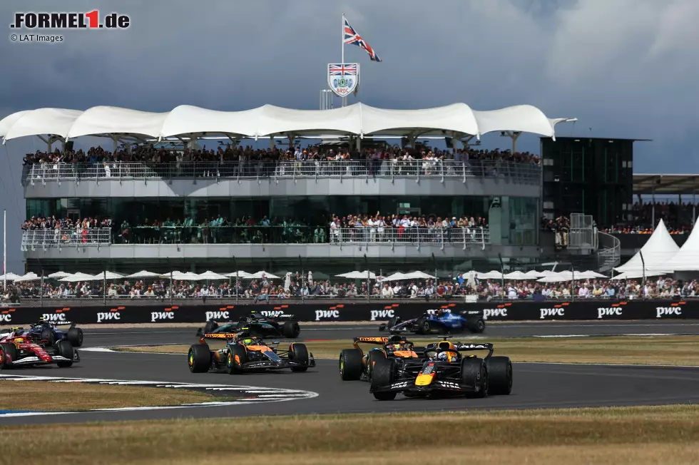 Foto zur News: Max Verstappen (Red Bull), Oscar Piastri (McLaren) und Lando Norris (McLaren)