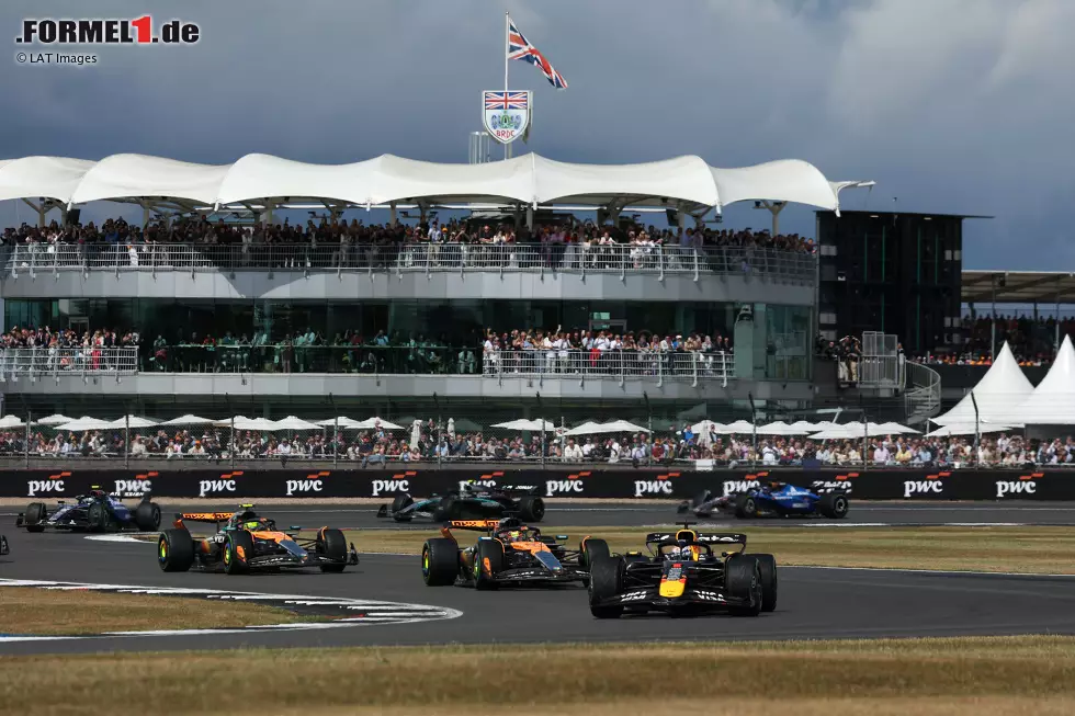 Foto zur News: Max Verstappen (Red Bull) und Oscar Piastri (McLaren)