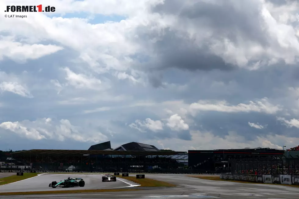 Foto zur News: Lance Stroll (Aston Martin) und Esteban Ocon (Haas)