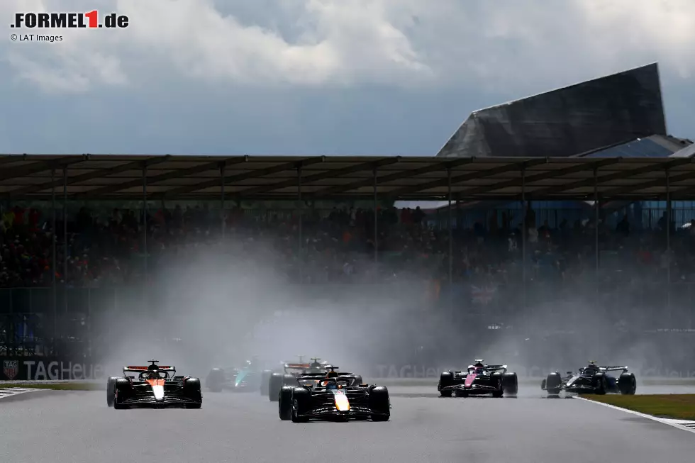 Foto zur News: Max Verstappen (Red Bull) und Oscar Piastri (McLaren)