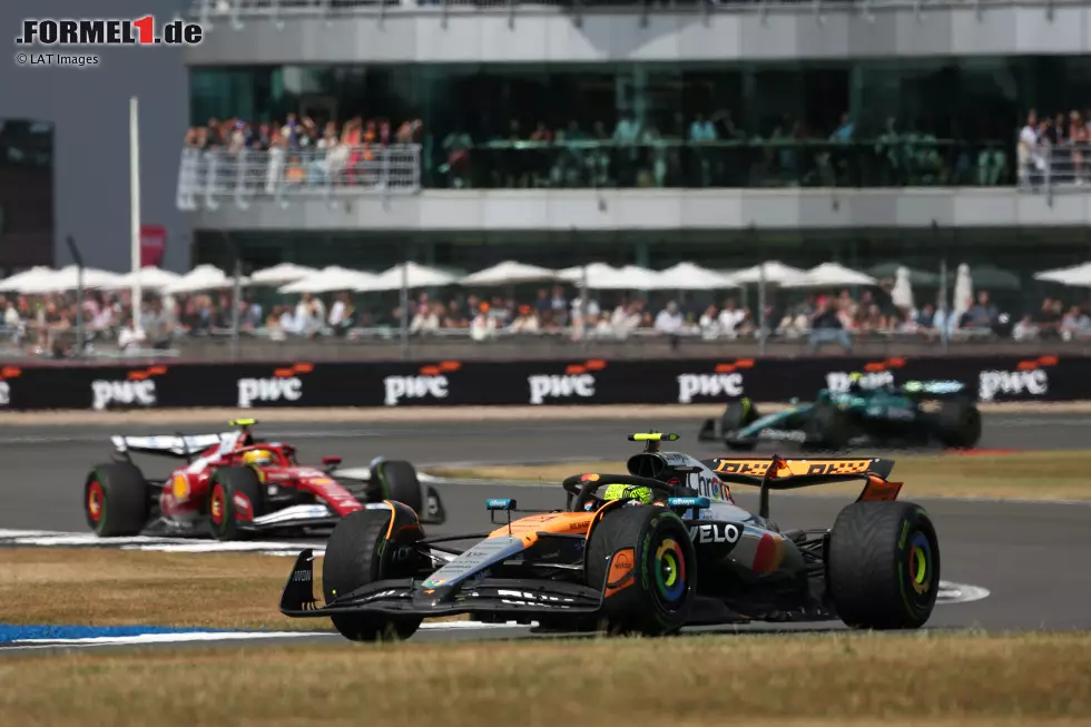 Foto zur News: Lando Norris (McLaren) und Lewis Hamilton (Ferrari)