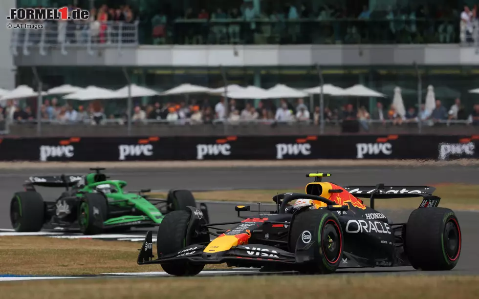 Foto zur News: Yuki Tsunoda (Red Bull) und Nico Hülkenberg (Sauber)