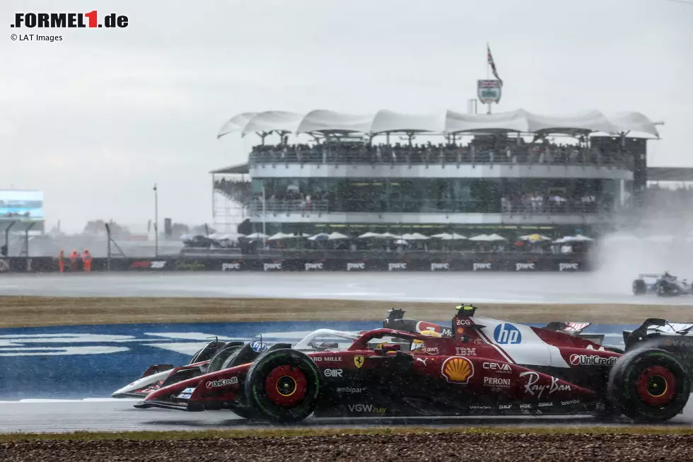 Foto zur News: Esteban Ocon (Haas) und Lewis Hamilton (Ferrari)