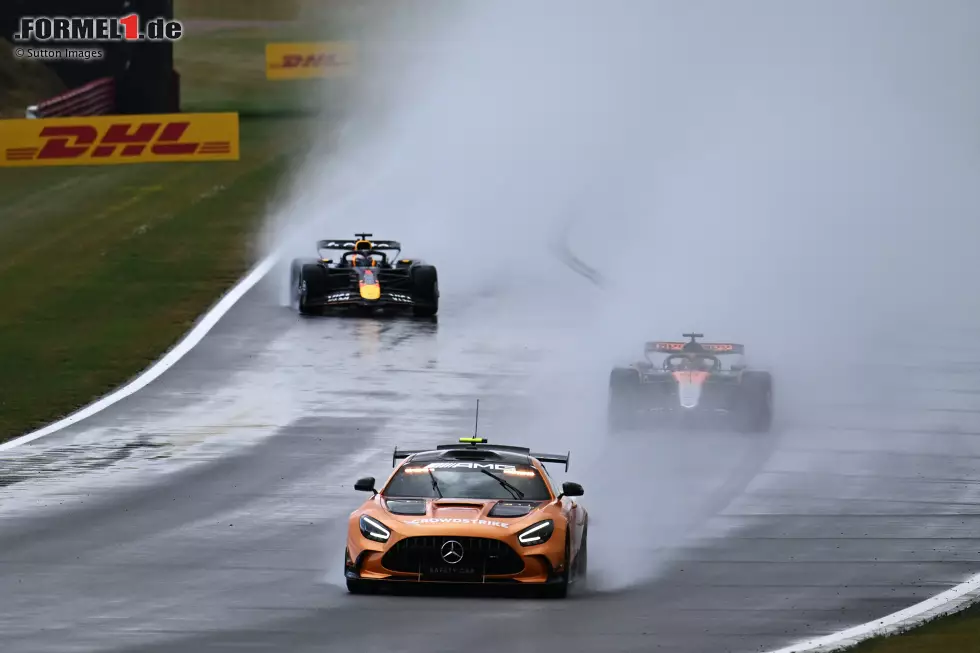 Foto zur News: Oscar Piastri (McLaren) und Max Verstappen (Red Bull)