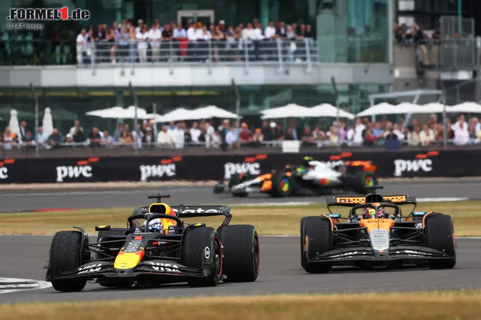 Foto zur News: Max Verstappen (Red Bull) und Oscar Piastri (McLaren)