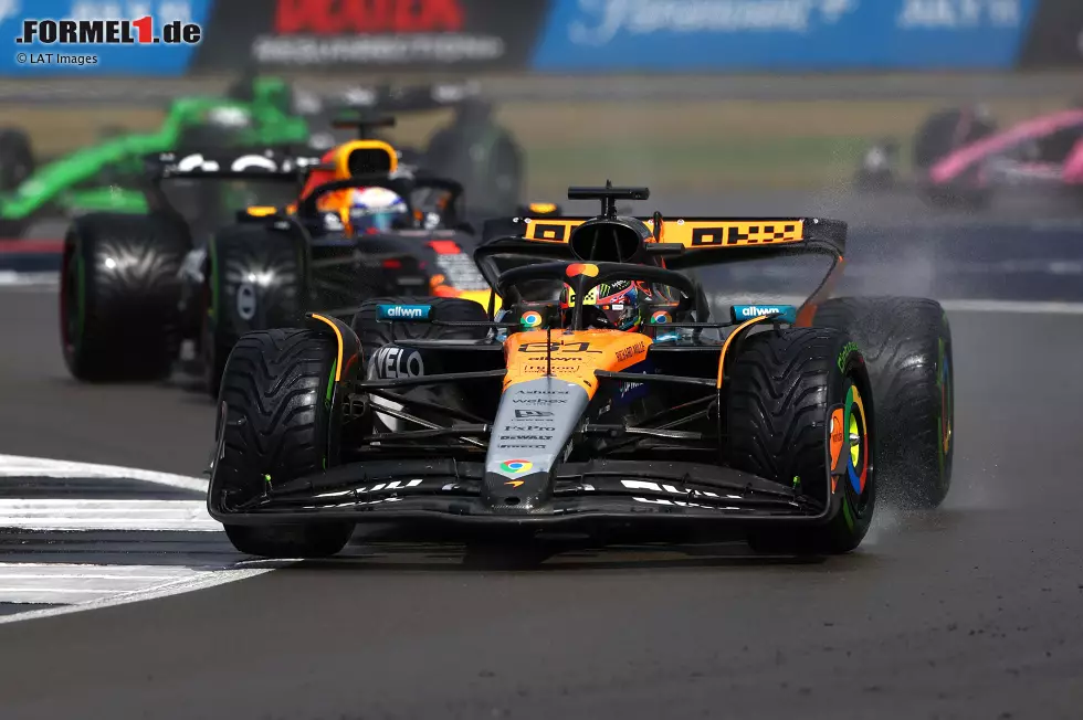 Foto zur News: Oscar Piastri (McLaren) und Max Verstappen (Red Bull)