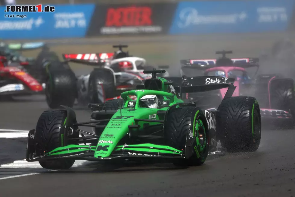 Foto zur News: Nico Hülkenberg (Sauber) und Pierre Gasly (Alpine)