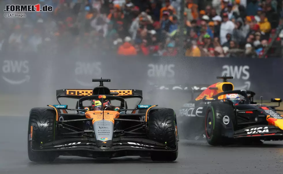 Foto zur News: Oscar Piastri (McLaren) und Max Verstappen (Red Bull)