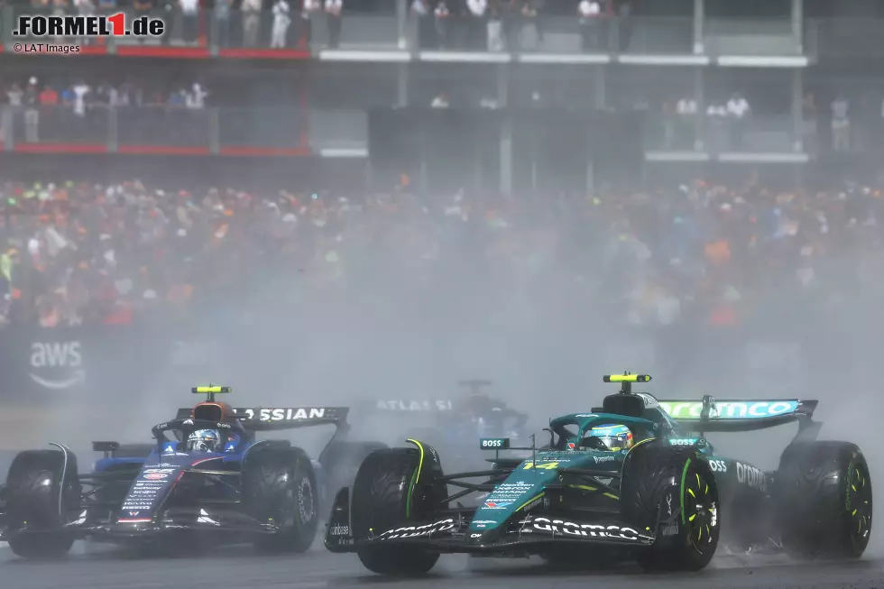 Foto zur News: Fernando Alonso (Aston Martin) und Carlos Sainz (Williams)