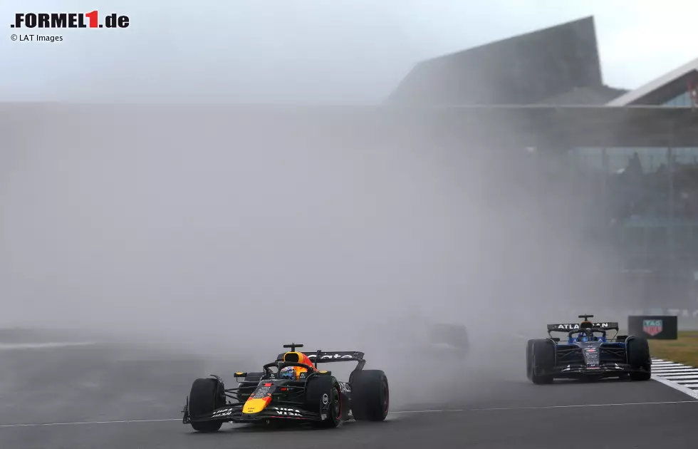 Foto zur News: Alexander Albon (Williams) und Max Verstappen (Red Bull)
