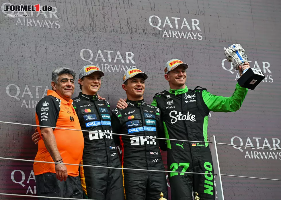 Foto zur News: Lando Norris (McLaren), Oscar Piastri (McLaren) und Nico Hülkenberg (Sauber)