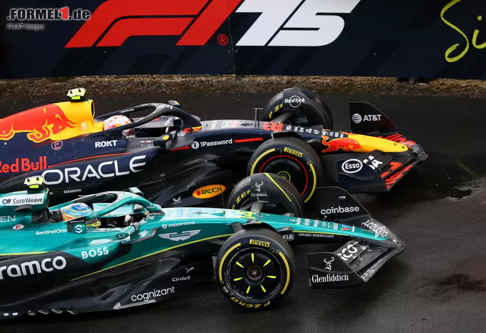 Foto zur News: Yuki Tsunoda (Red Bull) und Fernando Alonso (Aston Martin)