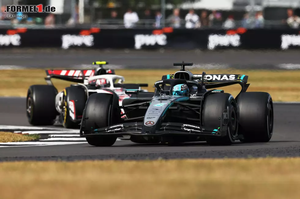 Foto zur News: George Russell (Mercedes) und Oliver Bearman (Haas)