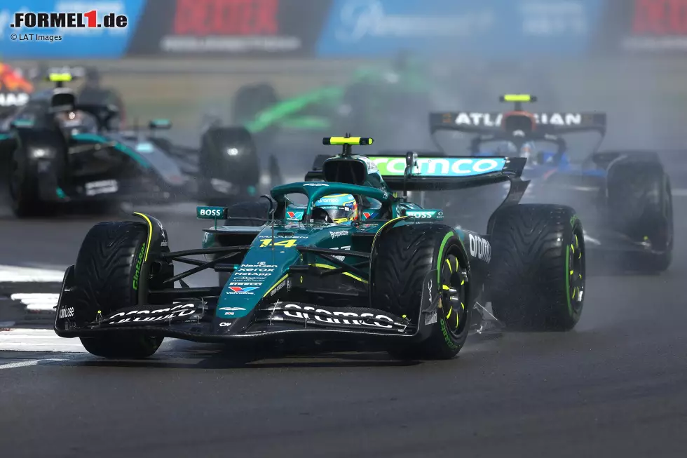 Foto zur News: Fernando Alonso (Aston Martin) und Carlos Sainz (Williams)