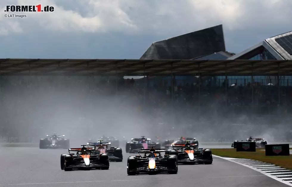 Foto zur News: Max Verstappen (Red Bull) und Oscar Piastri (McLaren)