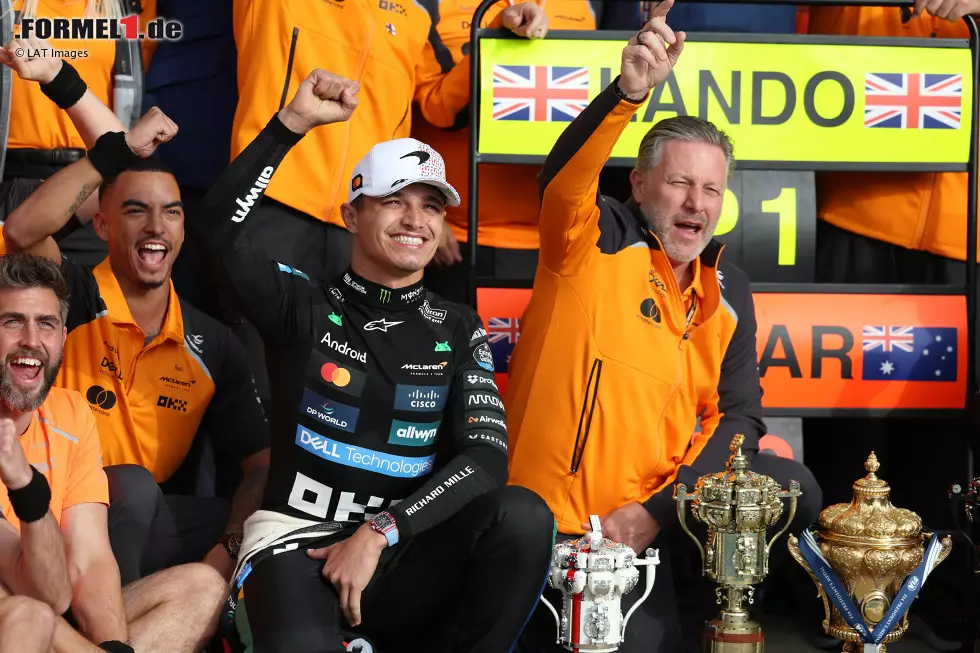 Foto zur News: Lando Norris (McLaren) und Zak Brown