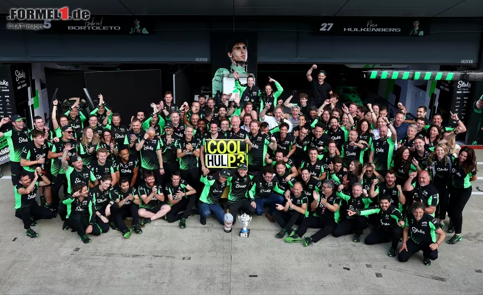 Foto zur News: Gabriel Bortoleto (Sauber), Nico Hülkenberg (Sauber) und Mattia Binotto