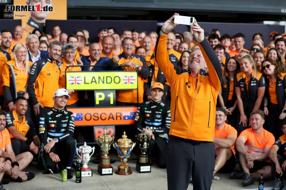Foto zur News: Zak Brown, Lando Norris (McLaren) und Oscar Piastri (McLaren)