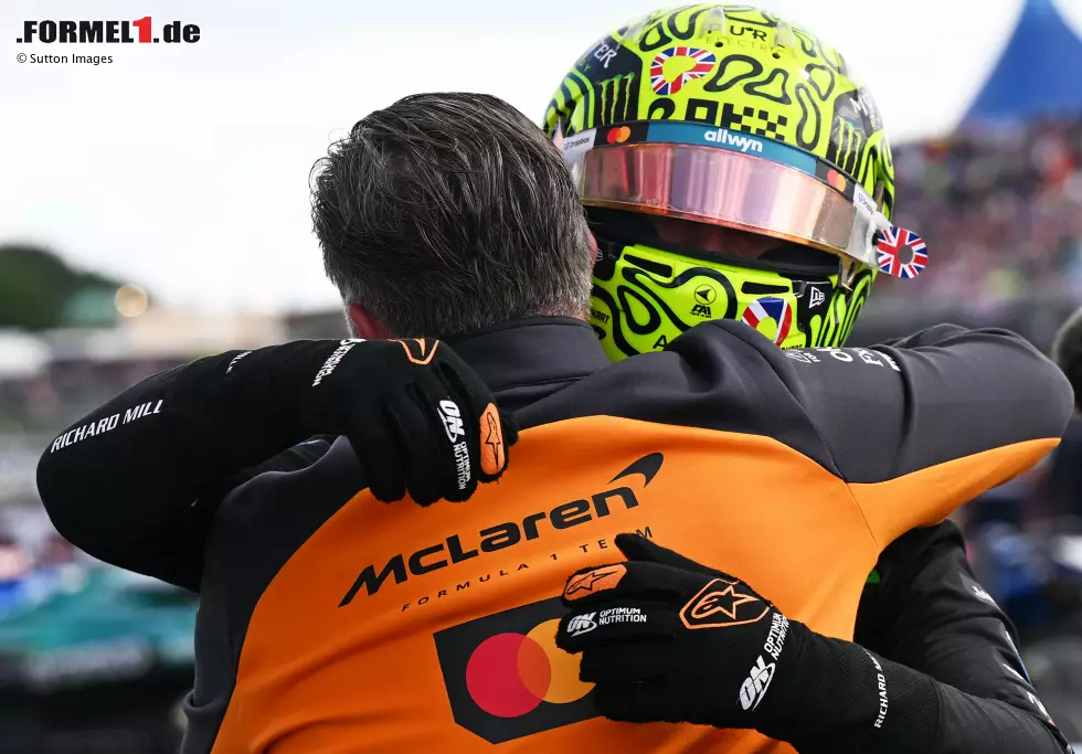 Foto zur News: Lando Norris (McLaren) und Zak Brown