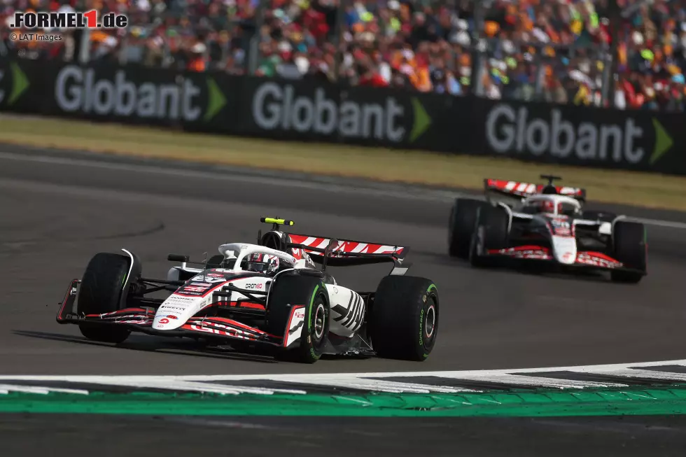 Foto zur News: Oliver Bearman (Haas) und Esteban Ocon (Haas)
