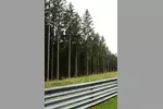 Foto zur News: Die Wälder am Streckenrand hinter den Leitplanken
