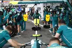 Foto zur News: Mechaniker von Aston Martin beim Boxenstopp-Training