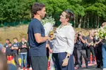 Foto zur News: Pierre Gasly (Alpine) und Nathalie Hubert