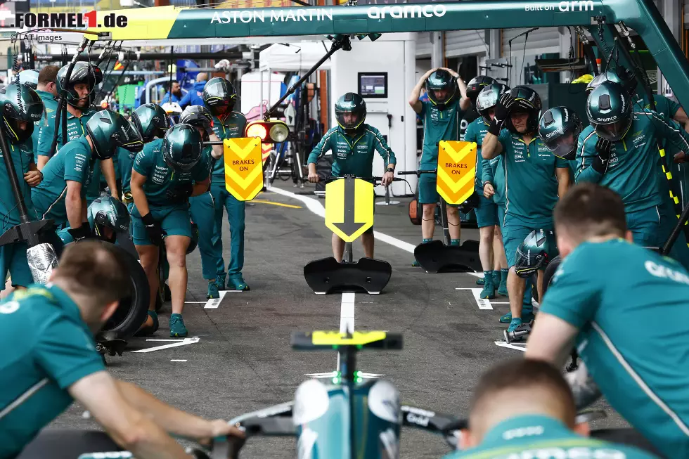 Foto zur News: Mechaniker von Aston Martin beim Boxenstopp-Training