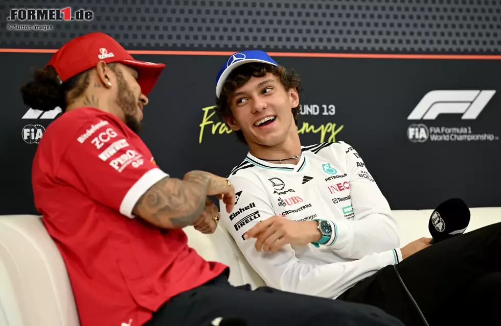 Foto zur News: Andrea Kimi Antonelli und Lewis Hamilton (Ferrari)