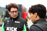 Foto zur News: Mattia Binotto und Gabriel Bortoleto (Sauber)