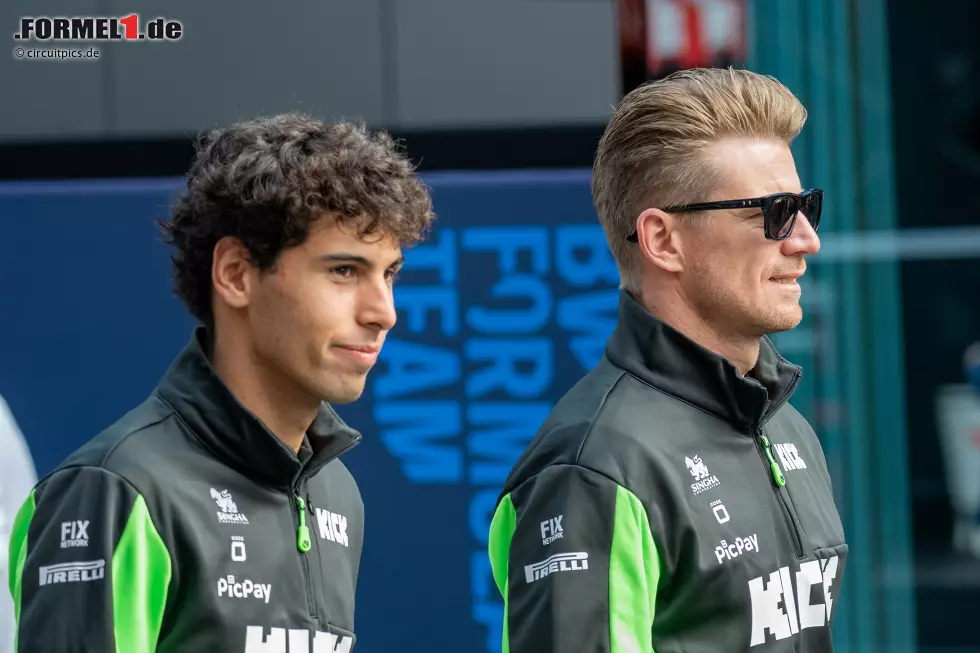 Foto zur News: Gabriel Bortoleto (Sauber) und Nico Hülkenberg (Sauber)