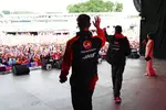 Foto zur News: Oliver Bearman (Haas) und Esteban Ocon (Haas)
