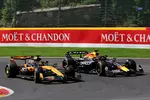 Foto zur News: Oscar Piastri (McLaren) und Max Verstappen (Red Bull)