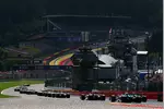 Foto zur News: George Russell (Mercedes), Fernando Alonso (Aston Martin) und Lance Stroll (Aston Martin)
