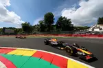 Foto zur News: Max Verstappen (Red Bull) und Oscar Piastri (McLaren)