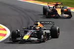 Foto zur News: Max Verstappen (Red Bull) und Oscar Piastri (McLaren)