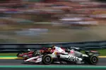 Foto zur News: Esteban Ocon (Haas) und Lewis Hamilton (Ferrari)