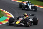 Foto zur News: Yuki Tsunoda (Red Bull) und George Russell (Mercedes)