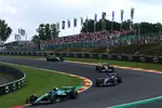 Foto zur News: Alexander Albon (Williams), Fernando Alonso (Aston Martin) und Lewis Hamilton (Ferrari)