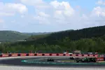 Foto zur News: Andrea Kimi Antonelli, Lewis Hamilton (Ferrari) und Nico Hülkenberg (Sauber)