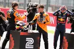 Foto zur News: Max Verstappen (Red Bull), Oscar Piastri (McLaren) und Lando Norris (McLaren)