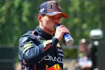 Foto zur News: Max Verstappen (Red Bull) und Mark Thompson