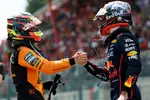 Foto zur News: Max Verstappen (Red Bull), Oscar Piastri (McLaren) und Mark Thompson