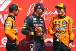 Foto zur News: Max Verstappen (Red Bull), Oscar Piastri (McLaren) und Lando Norris (McLaren)