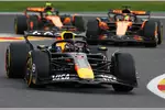 Foto zur News: Max Verstappen (Red Bull), Oscar Piastri (McLaren) und Lando Norris (McLaren)