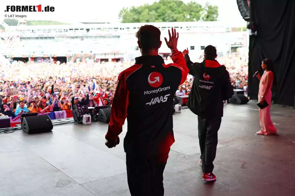 Foto zur News: Oliver Bearman (Haas) und Esteban Ocon (Haas)