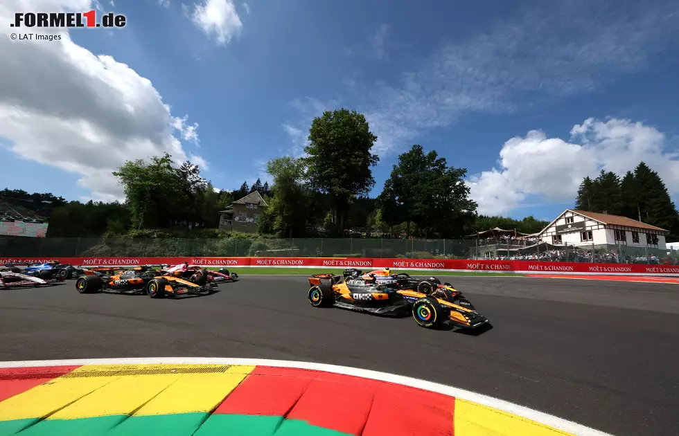 Foto zur News: Oscar Piastri (McLaren) und Max Verstappen (Red Bull)
