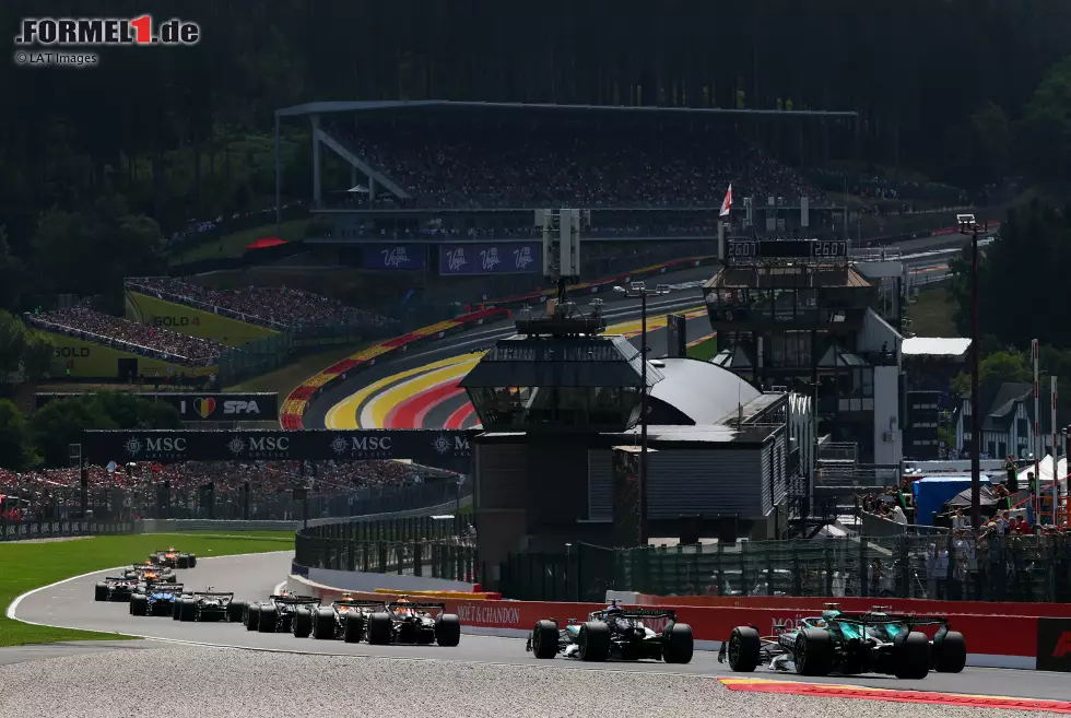 Foto zur News: George Russell (Mercedes), Fernando Alonso (Aston Martin) und Lance Stroll (Aston Martin)