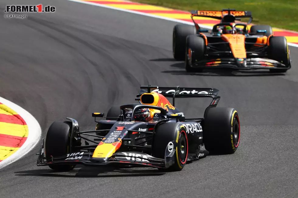Foto zur News: Max Verstappen (Red Bull) und Oscar Piastri (McLaren)