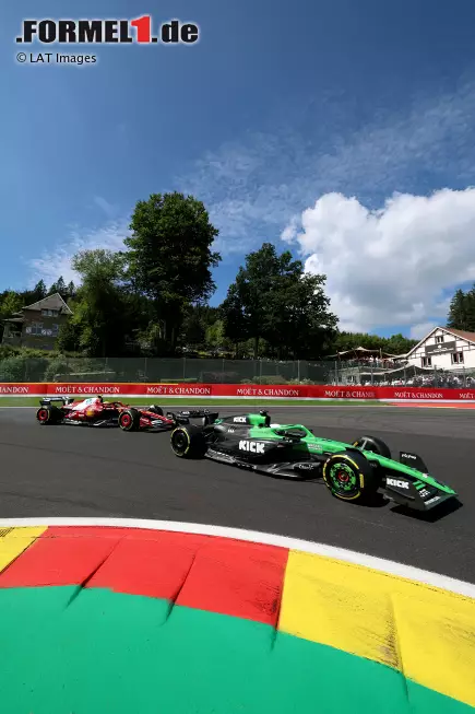 Foto zur News: Nico Hülkenberg (Sauber) und Lewis Hamilton (Ferrari)